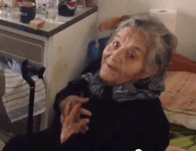 Η κυρία Παρασκευή στα 95 της χρόνια άκουσε τα κάλαντα στην Κρητηνία από τα 5 δισέγγονα της – ΒΙΝΤΕΟ