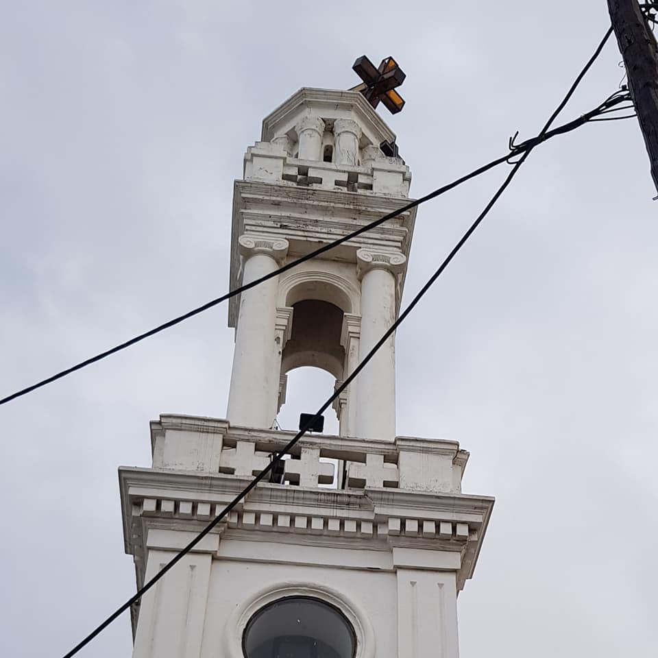 Έγειρε ο σταυρός στο καμπαναριό της Αγίας Αναστασίας