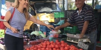 Συνεχίζει τις επαφές η Μίκα Ιατρίδη. Χθες συνομίλησε με παραγωγούς του νησιού στην Λαϊκή αγορά και στη συνέχεια με κατοίκους στο χωριό Αφάντου