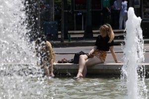 «Έρχεται η κόλαση»: Σε πορτοκαλί συναγερμό η Ευρώπη – Ρεκόρ υψηλών θερμοκρασιών (βίντεο)