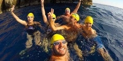 Κολύμπησαν από τη Ρω έως το Καστελόριζο για να βοηθήσουν τα παιδιά