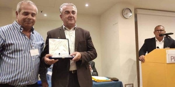 Τιμήθηκε η Περιφέρεια από την Ομοσπονδία Αυτοκινητιστών Αγοραίων Ταξί