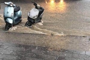 Πλημμύρισαν οι δρόμοι στους “Δασκάλους” – Το χαλάζι ήταν σαν πέτρες