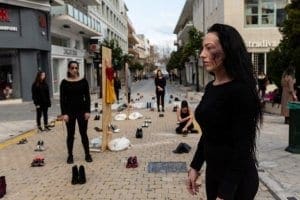 Σκοτώνει, τελικά, η αγάπη; – Σιωπηλή διαμαρτυρία στη Ρόδο κατά της έμφυλης κακοποίησης