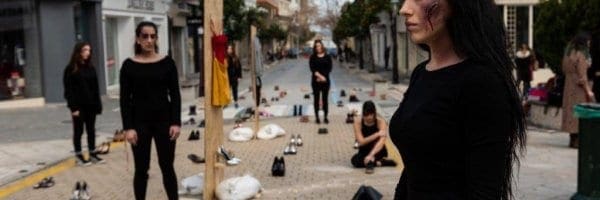 Σκοτώνει, τελικά, η αγάπη; – Σιωπηλή διαμαρτυρία στη Ρόδο κατά της έμφυλης κακοποίησης