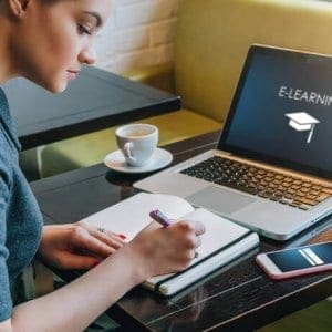 Διακόσιες θέσεις δωρεάν για τα προγράμματα e-learning προσφέρει το ΕΚΠΑ