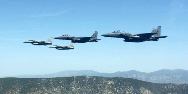 Ελληνικά πολεμικά πέταξαν πάνω από τα Σκόπια για να χαιρετίσουν την ένταξη της Βόρειας Μακεδονίας στο ΝΑΤΟ