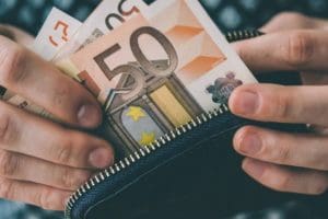 Δικαστική απόφαση «σταθμός»: Ποιοι δημόσιοι υπάλληλοι μπορούν να πάρουν σύνταξη στα 55!
