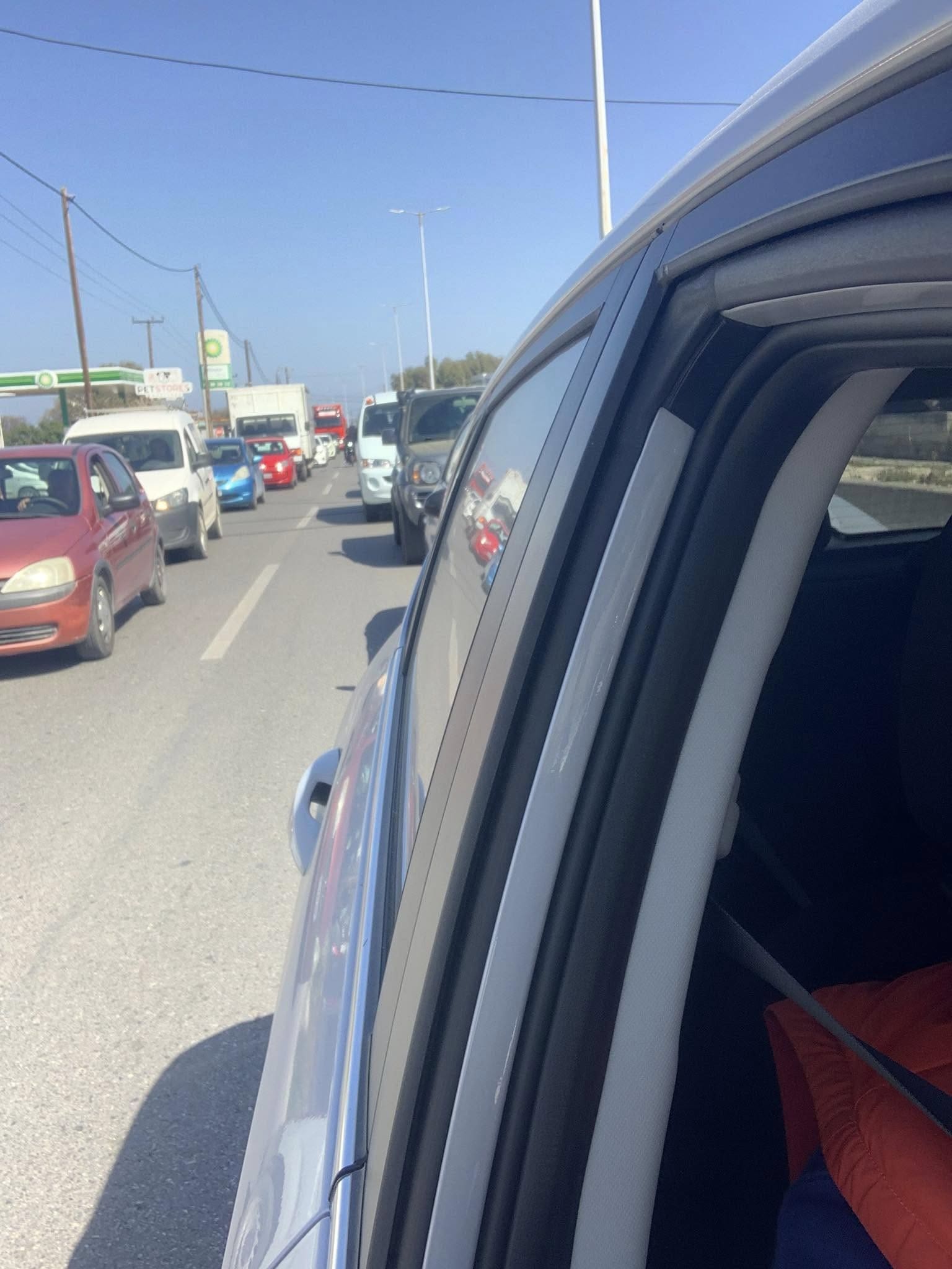 Επέκτειναν τον κόμβο-γλάστρα στην Φανερωμένη – Εν αναμονή του αντιπεριφερειάρχη να παίξει πάλι γύρω-γύρω όλοι με την νταλίκα
