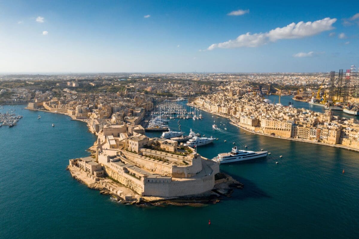 Μπίργκου (Birgu), γνωστό και ως Vittoriosa, και το ιστορικό λιμάνι της Μάλτας. Εδώ εγκαταστάθηκαν το 1530 οι Ιωαννίτες Ιππότες και οι Ροδίτες που τους ακολούθησαν μετά την πτώση της Ρόδου το 1522.